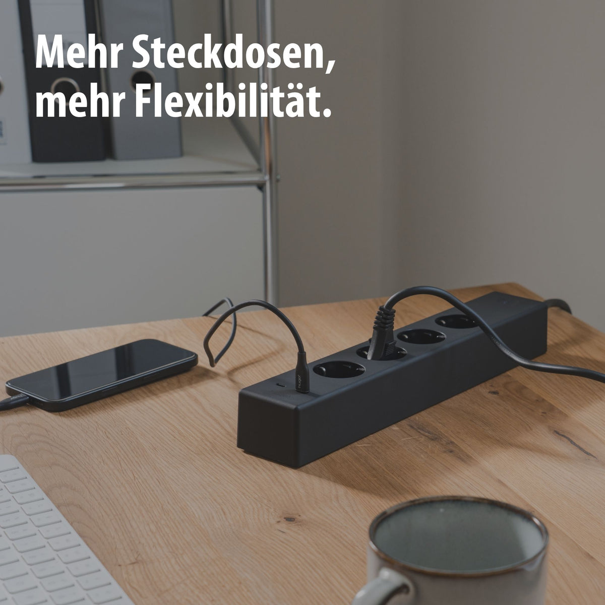 Vergleich der hugo! SOCKET mit einer herkömmlichen Steckdosenleiste.
