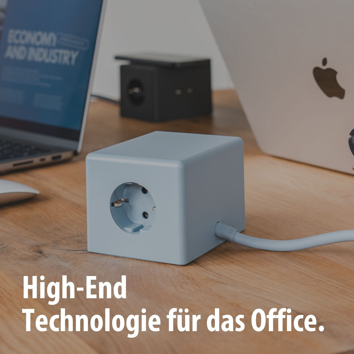 Blauer hugo! ONE auf einem Schreibtisch im Office.