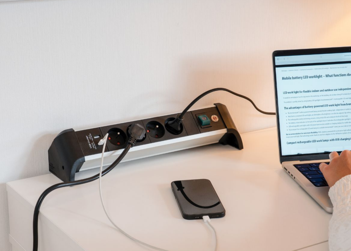 Brennenstuhl Steckdosenleiste mit USB-Anschlüssen versorgt Laptop und Smartphone am Schreibtisch mit Strom.
