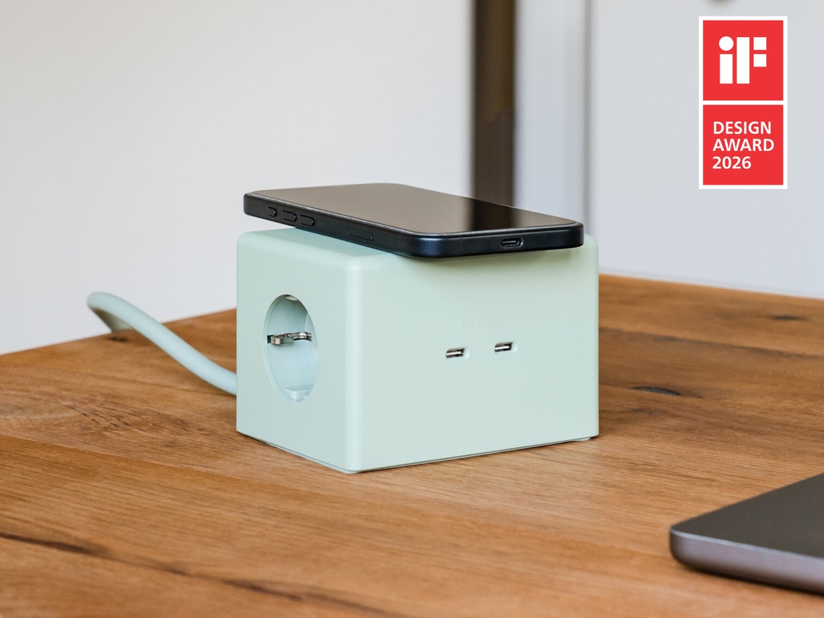 hugo! ONE in mint green mit aufgelegtem Smartphone und iF Design Award 2026.