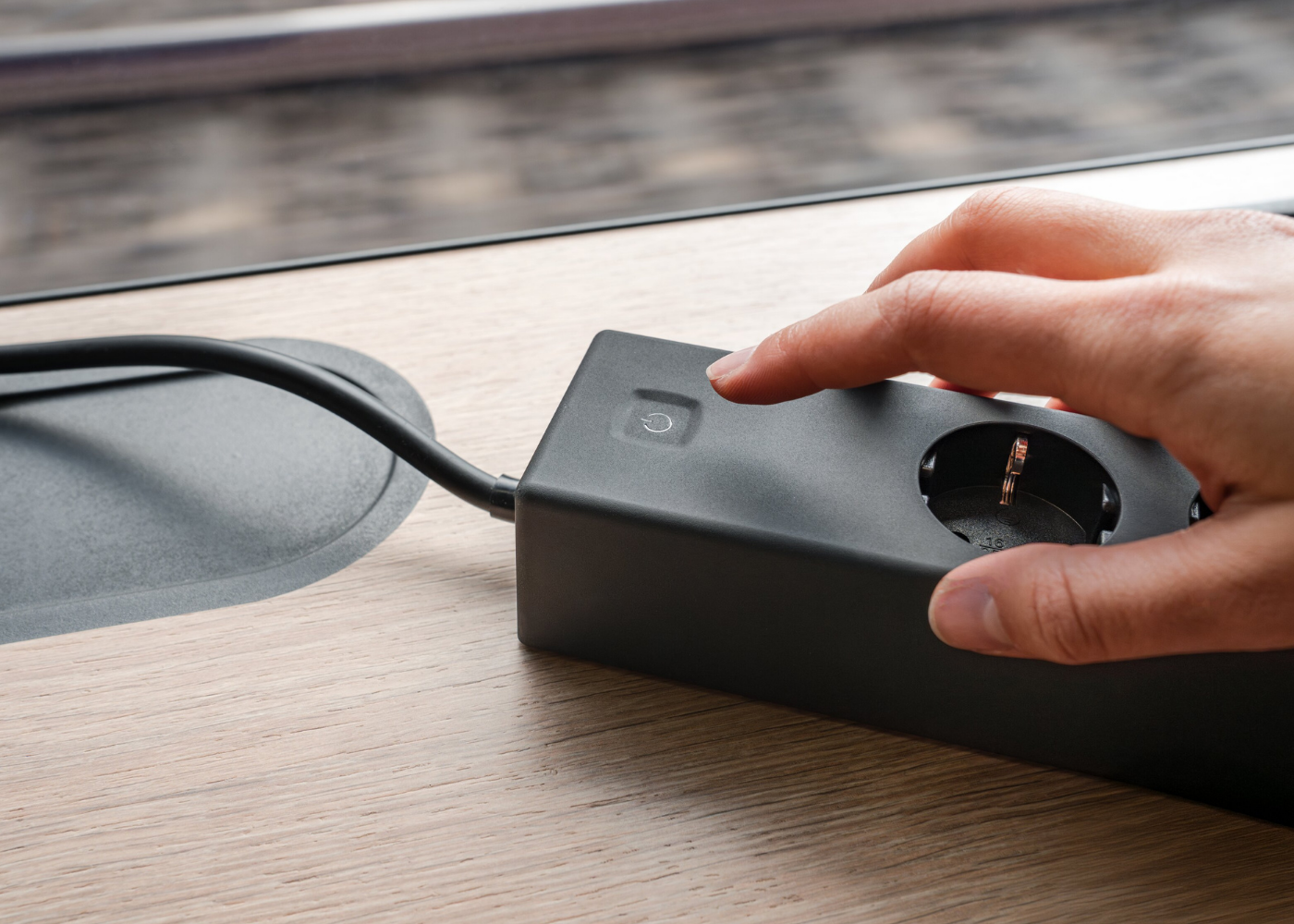hugo! SOCKET in deep black beim Betätigen des Schalters.