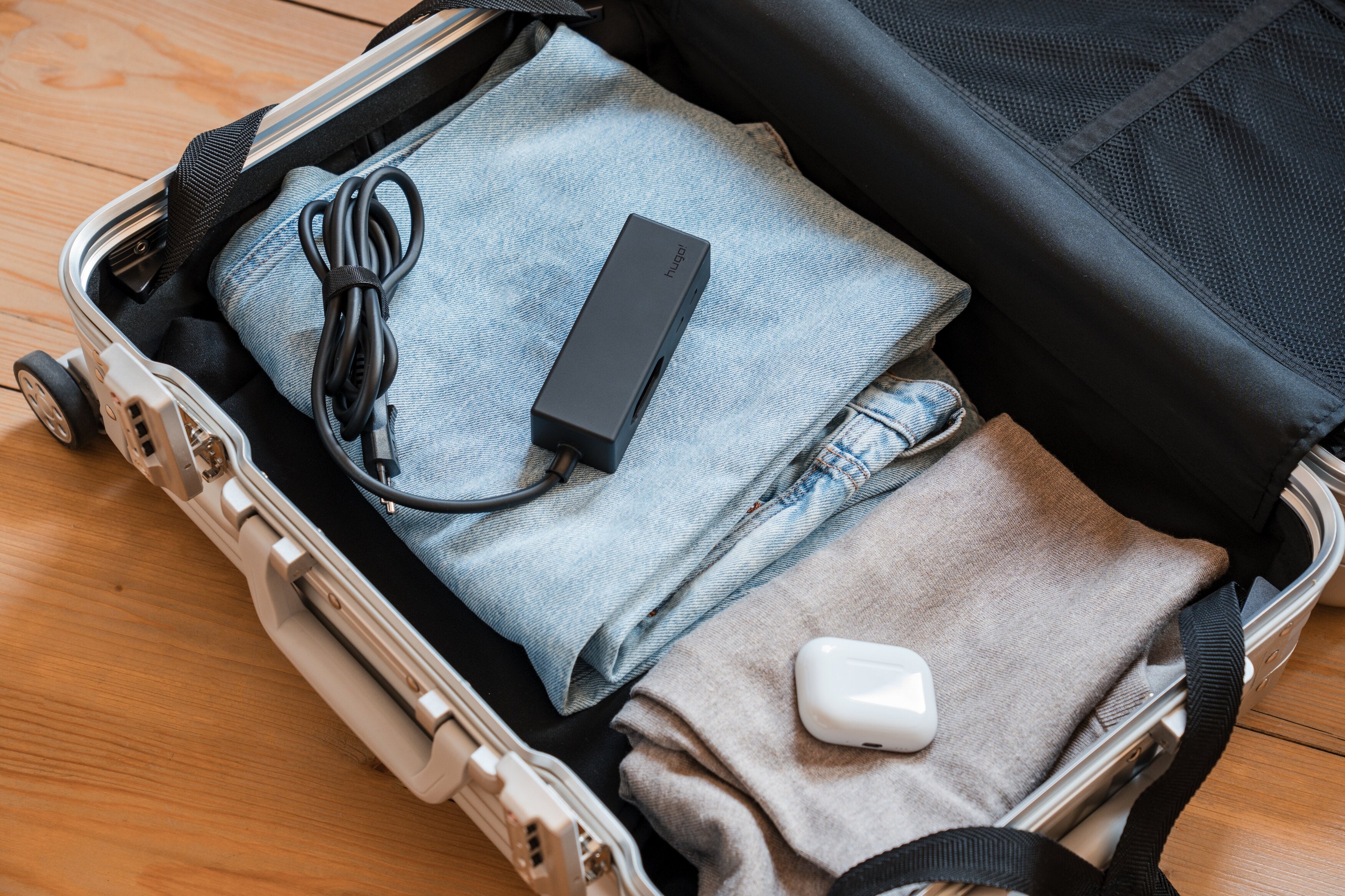 hugo! TRAVEL in deep black in einem gepackten Koffer.