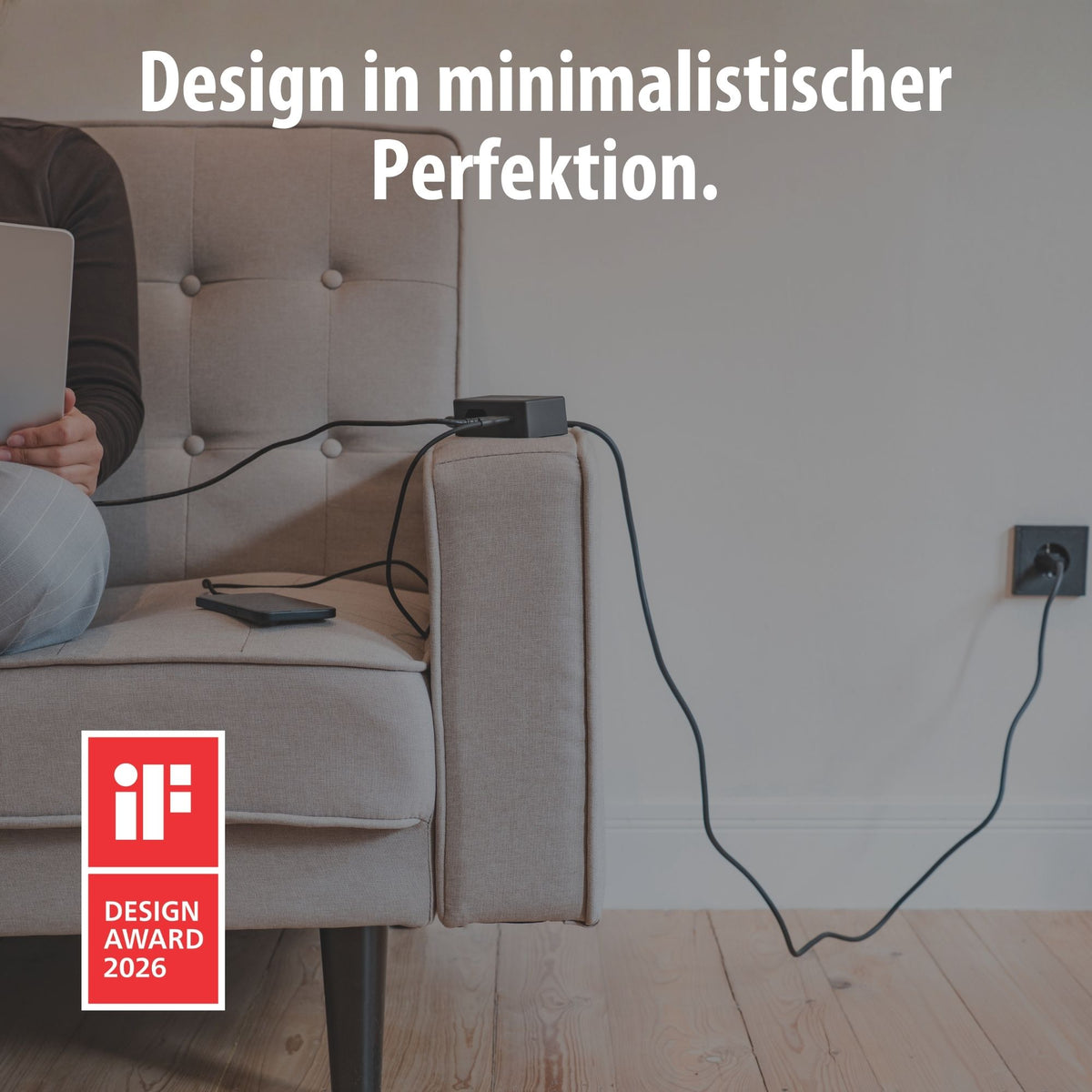 hugo! TRAVEL am Sofa mit iF Design Award 2026.