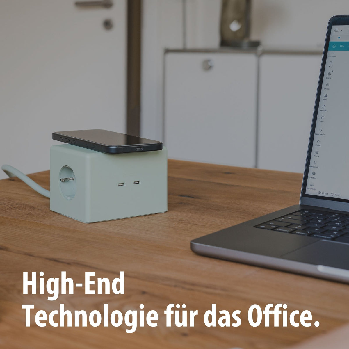 Mintgrüner hugo! ONE mit Smartphone am Arbeitsplatz.