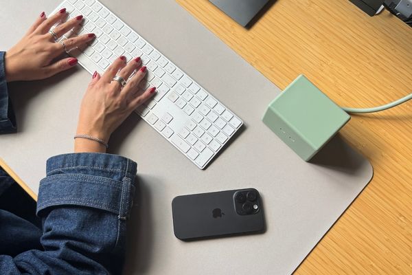 Handy liegt auf dem Tisch neben hugo ONE