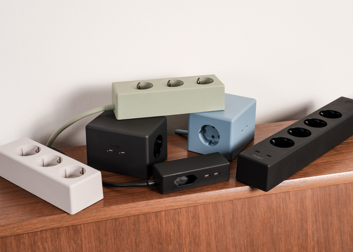 Sammlung von hugo! Steckdosenprodukten in white, mint green, ice blue und deep black.