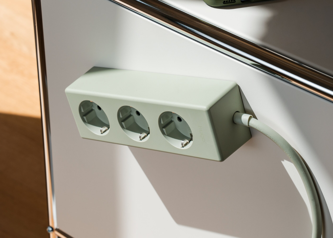 hugo! magnetic Steckdosenleiste in mint green mit drei Steckdosen.
