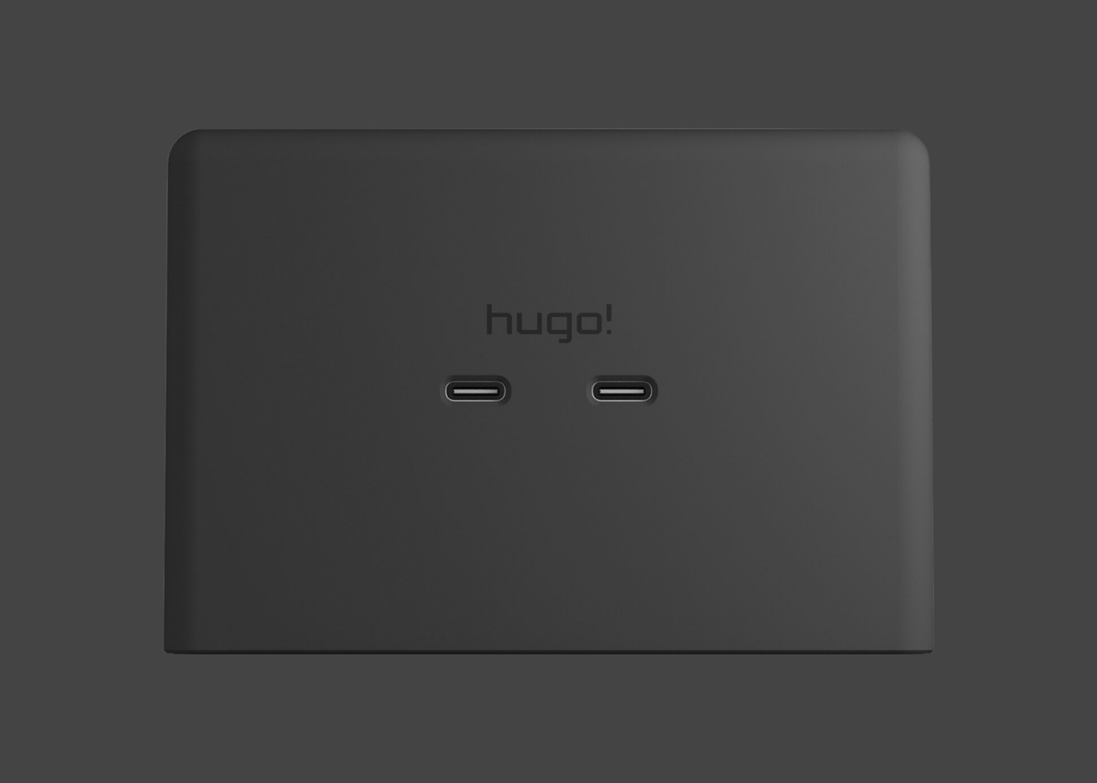 hugo! ONE in deep black mit zwei USB-C-Anschlüssen.