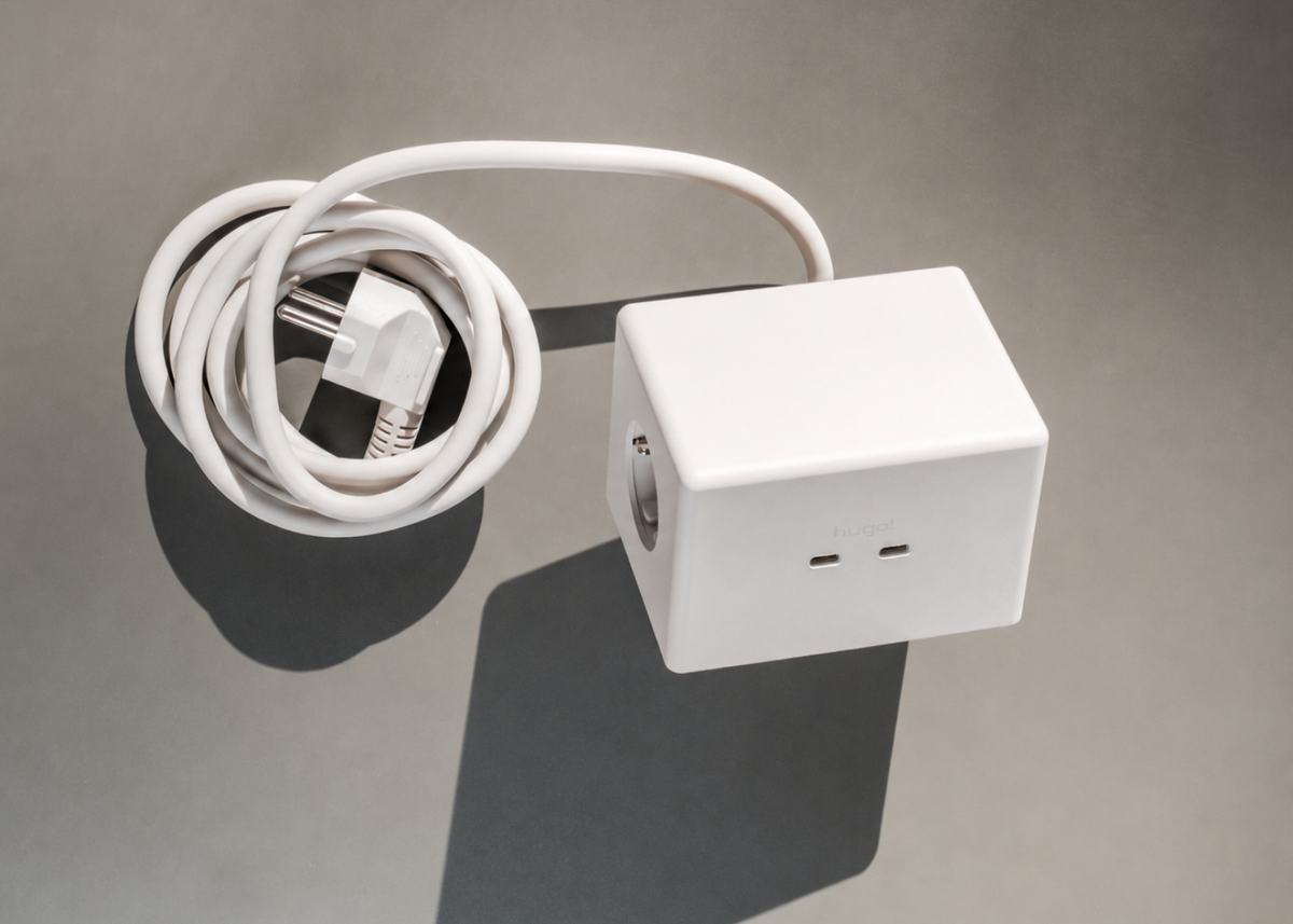 hugo! ONE in cream white mit zwei USB C-Anschlüssen und aufgewickeltem Kabel.