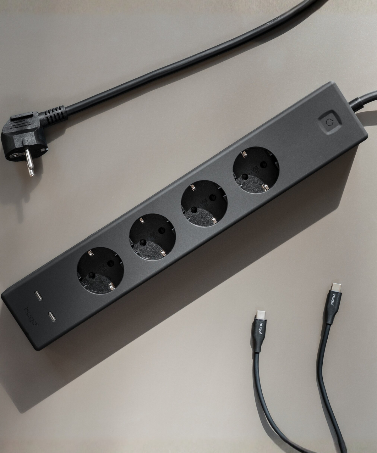 hugo! SOCKET Steckdosenleiste in deep black mit vier Steckdosen und zwei USB C-Anschlüssen.
