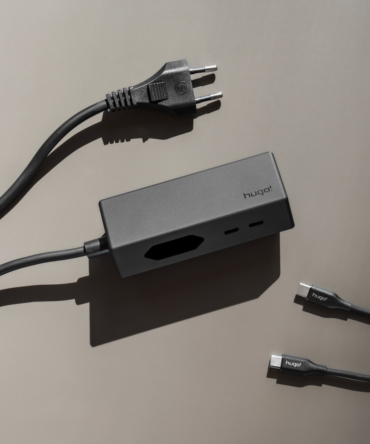hugo! TRAVEL Steckdosenleiste in deep black mit Euro-Steckdose und zwei USB C-Anschlüssen.
